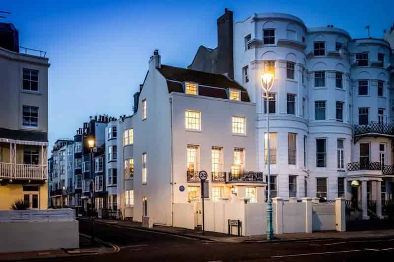 6 Bedroom Regency House Stunning Water Views Off Street Parking