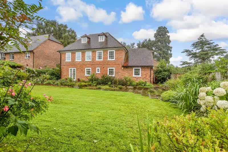 6 bedroom detached house for sale