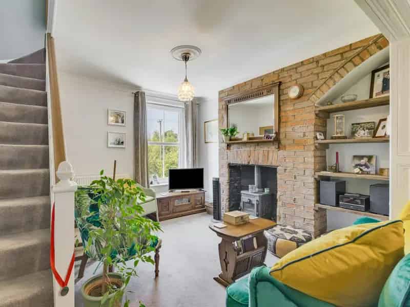 2-Bed Riverfront Cottage Welwyn Garden City  Coal Stove Fitted Kitchen