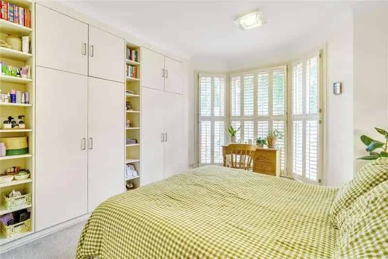 2 Bed Flat for Sale in Battersea - Modern Kitchen, Spacious Reception, Garden