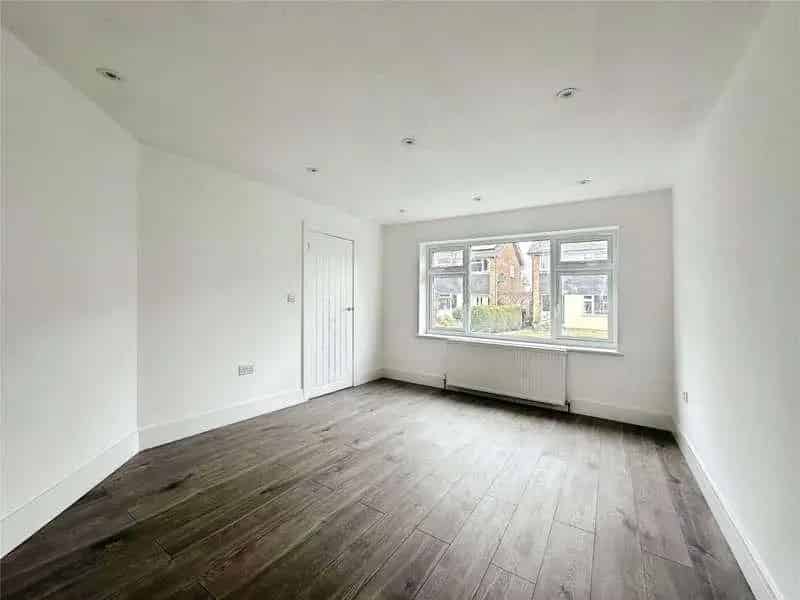 3 Bed Semi-Detached House For Sale Southlake