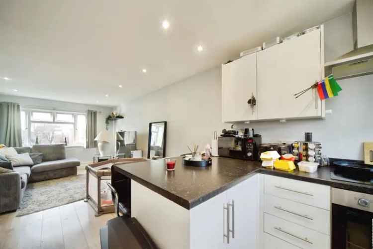 2 Bed Top Floor Apartment - Recently Refurbished