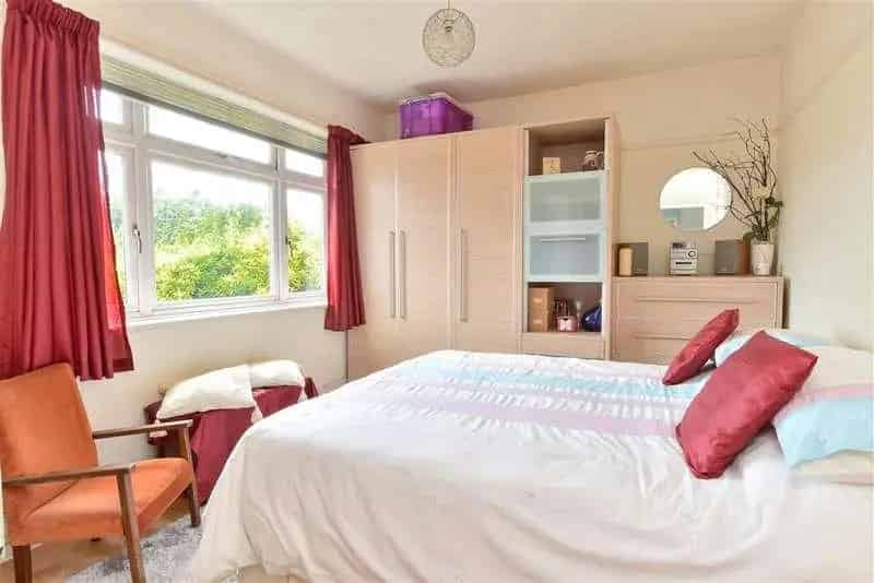 4 Bed Semi-Detached Chalet Bungalow For Sale