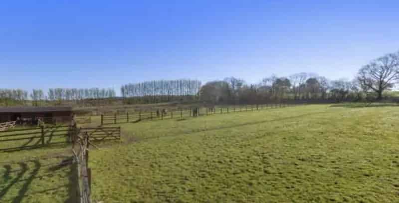 Sunnyhaye Fruit Farm 4-Bedroom Farmhouse with Annexe and Cottage