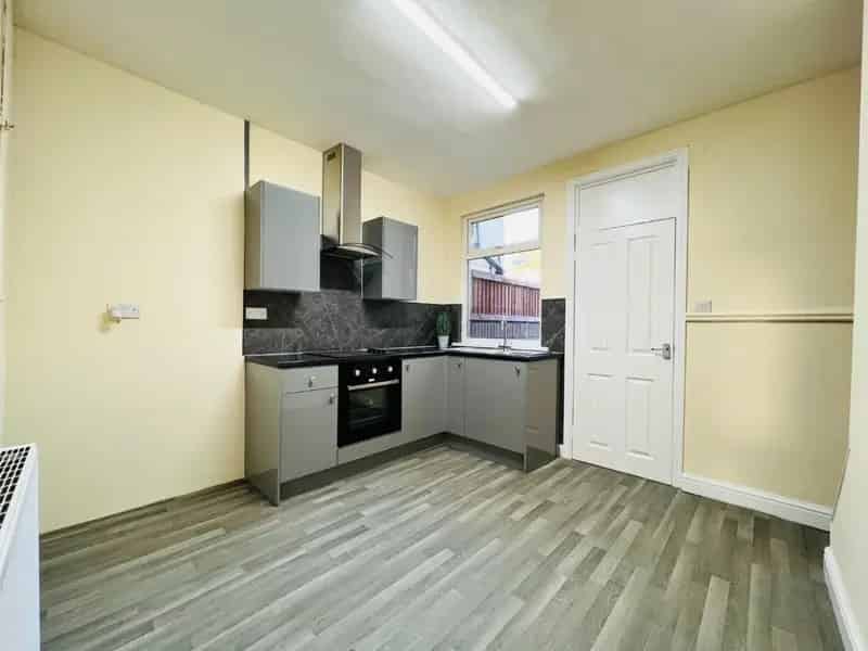 3 Bedroom House To Let Driveway Modern Kitchen New Carpets
