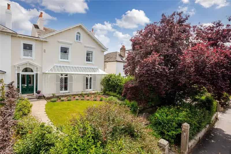 6 Bedroom Semi Detached House For Sale