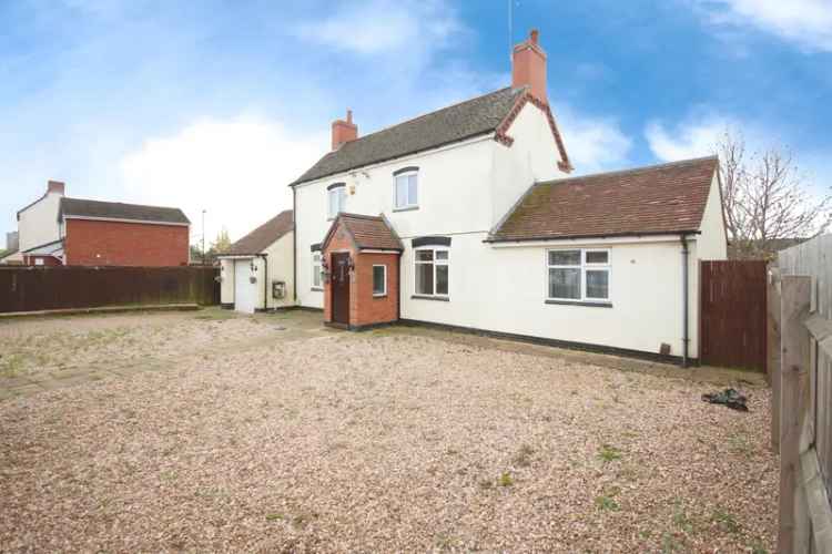 Three Bedroom Detached House with Garage and Gated Access