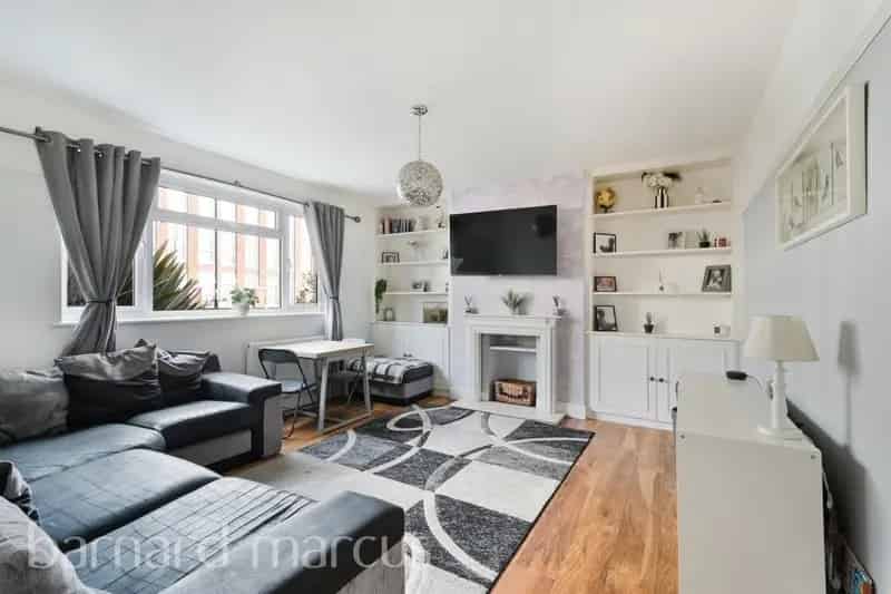 Spacious 2-Bedroom Maisonette Ground Floor High Ceilings Modern Kitchen Private Garden