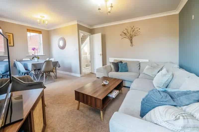 Three Bedroom End Townhouse Near City Centre