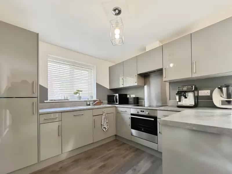 3 Bedroom Detached House For Sale Leigh Freehold Garage