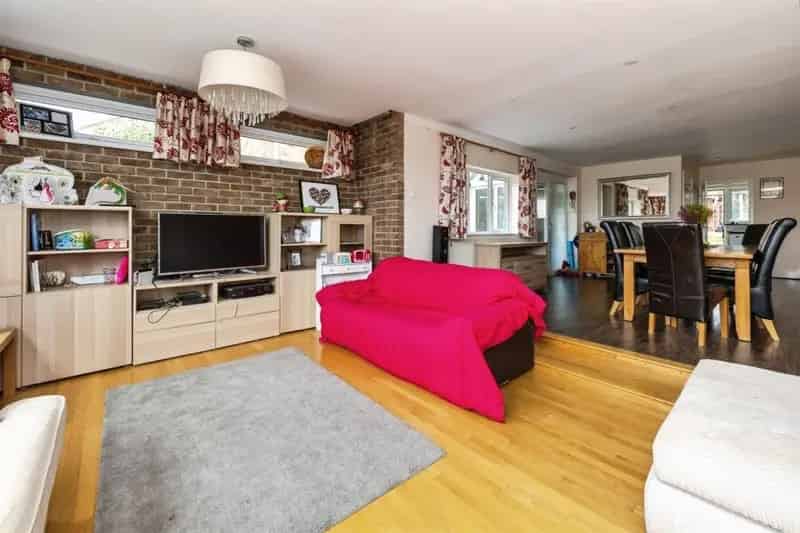 Exceptional 4-6 Bedroom Detached Home Highfield Estate