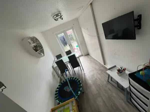 2 Bedroom House Near Shops and Schools