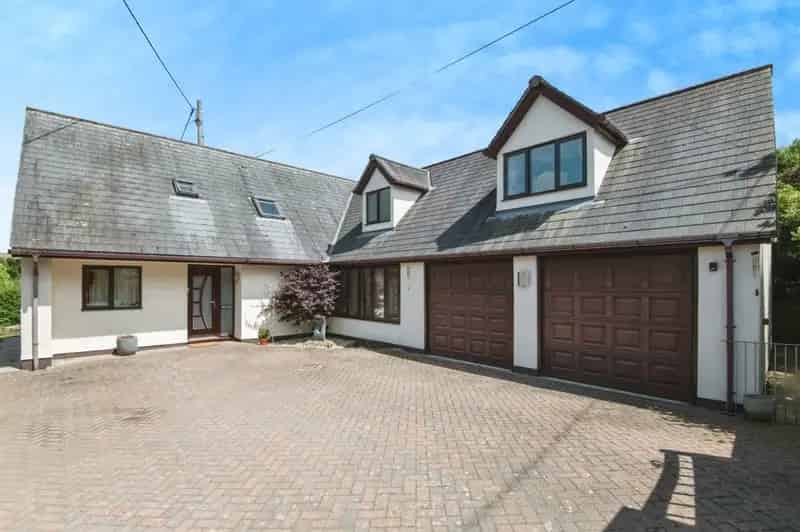 5 Bedroom Detached House with 4 Bathrooms and Double Garage in Christow