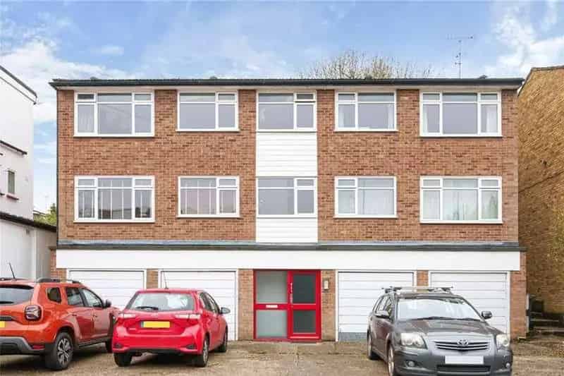 2 Bedroom Flat for Sale Top Floor Share of Freehold Garage Garden