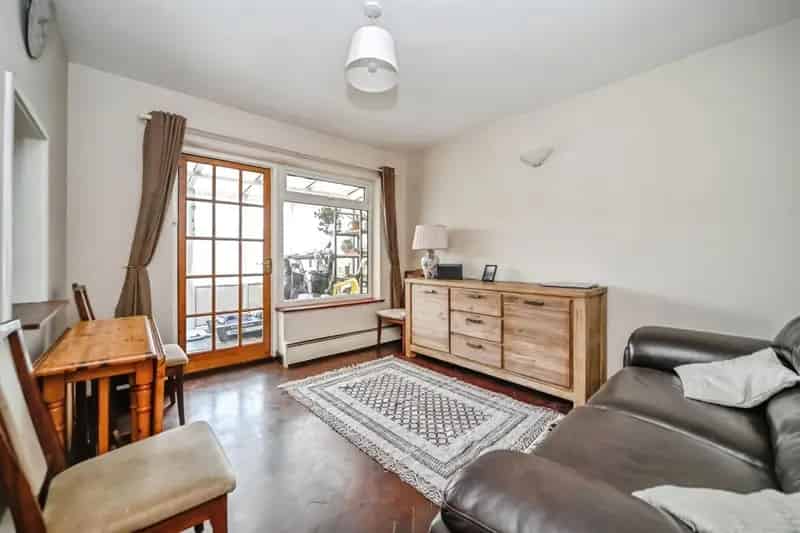 4 Bed House Large Garden Log Cabin Triple Driveway