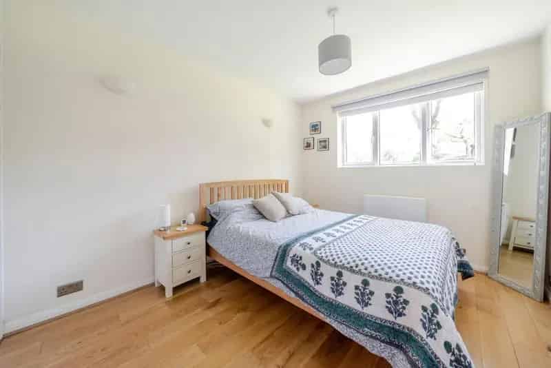 Chain Free 2-Bed Flat near Ealing Broadway Elizabeth Line