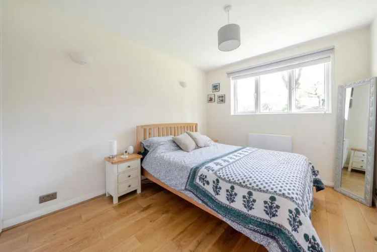 Chain Free 2-Bed Flat near Ealing Broadway Elizabeth Line