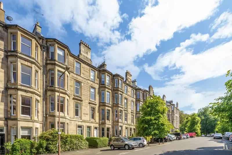 2 Bedroom Flat for Sale in Edinburgh Hillside