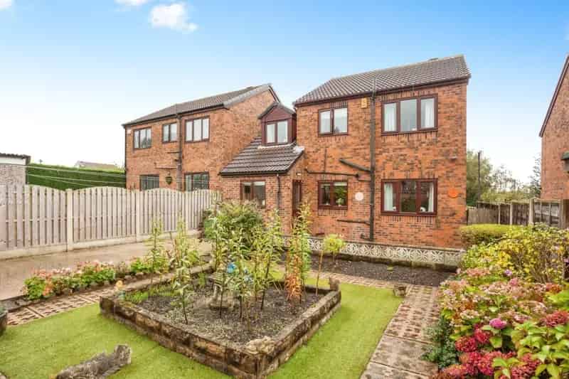 Four Bedroom Detached House Kirkhamgate