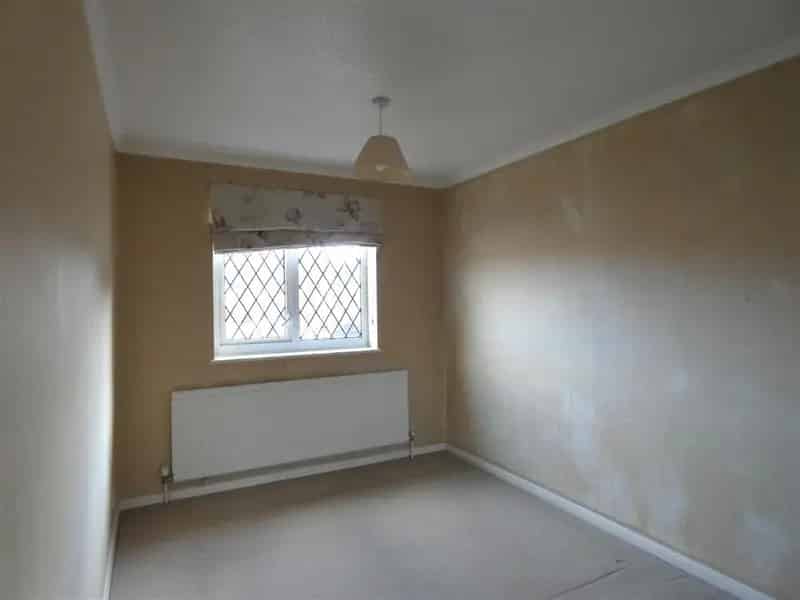 3 Bed House For Sale - Needs Updating - Near Town Centre