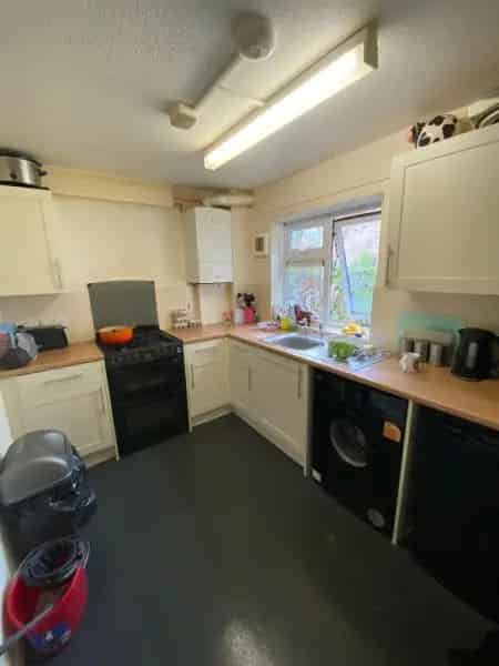 2 Bed Ground Floor Flat Near St John's and Knaphill
