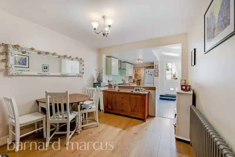 Charming 2-Bed Cottage in New Malden Groves - Log Burner & South-West Garden