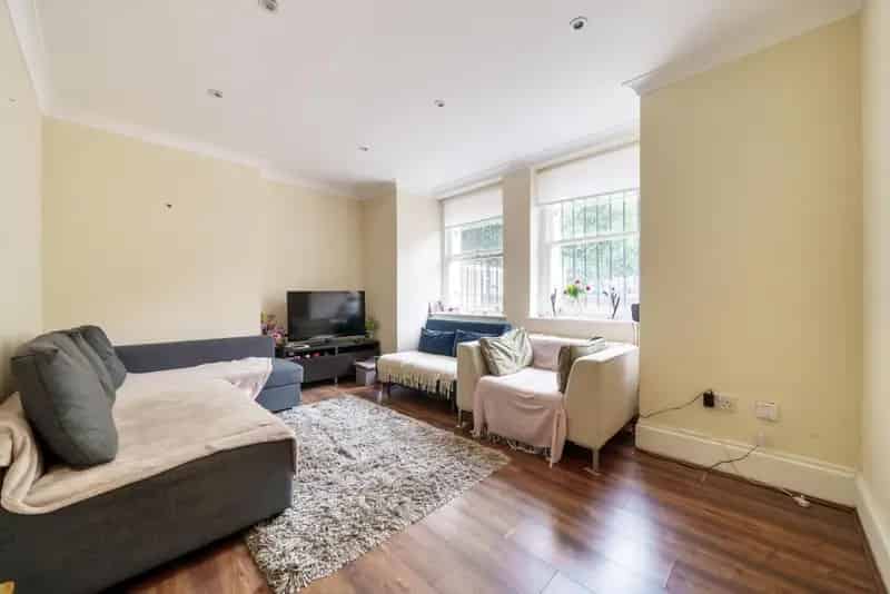 Two Bedroom Victorian Flat Brockley Conservation Area No Onward Chain