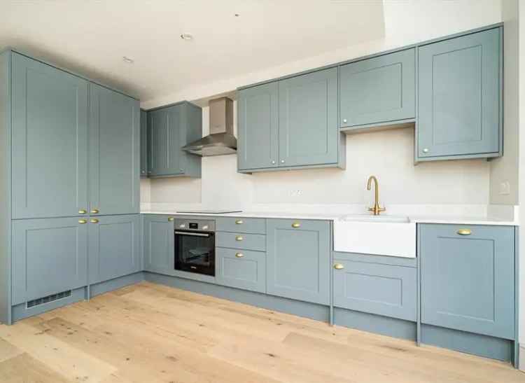 2-Bed Lateral Apartment Earlsfield High-End Finish Low Service Charge