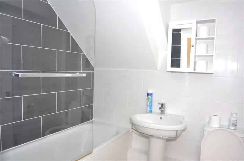2 Bedroom Flat Apartment near Palmers Green Station London