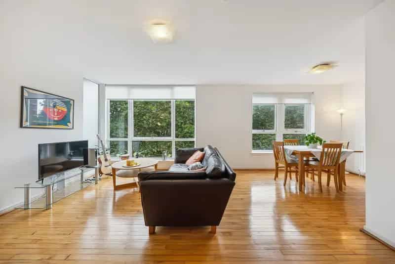 Spacious 2-Bedroom Flat Near Great Western Road