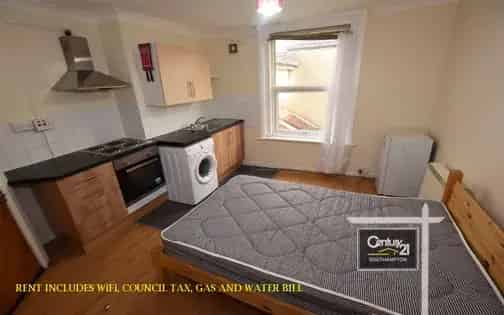 Southampton Studio Flat Near Solent University - Available Now