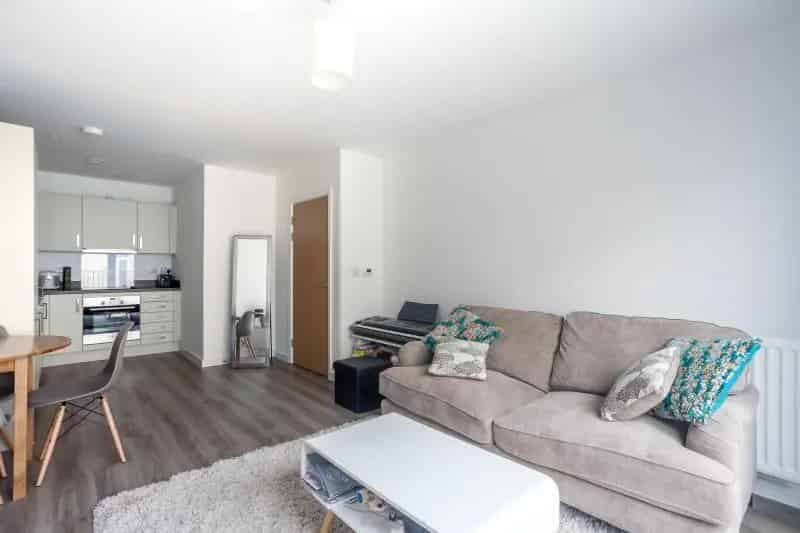 1 Bedroom Apartment Bath Riverside Available April