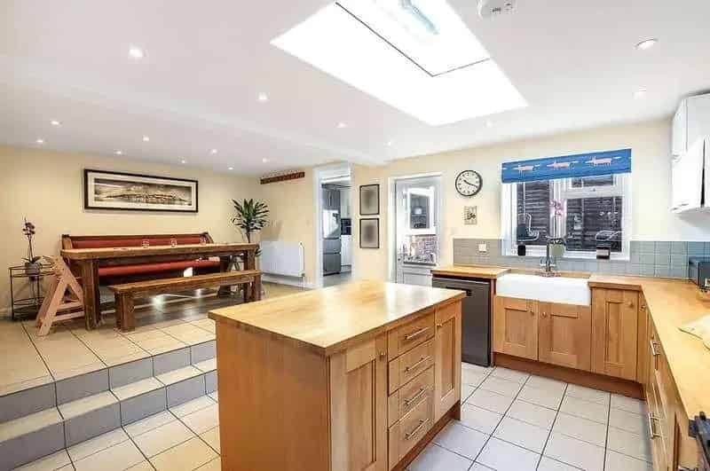 5 Bed House For Sale Spacious Family Home