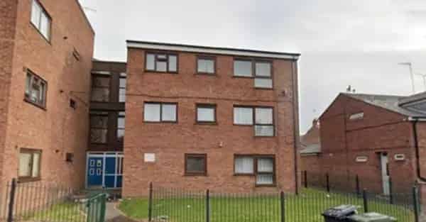 2 Bedroom Second Floor Flat Spacious Lounge Kitchen 2 Store Rooms
