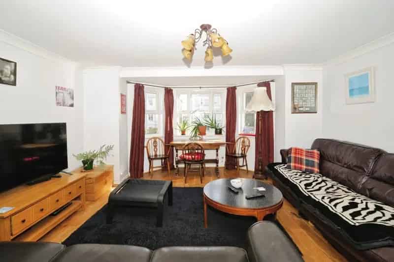 Four Bedroom Townhouse Near Town Centre and Seafront