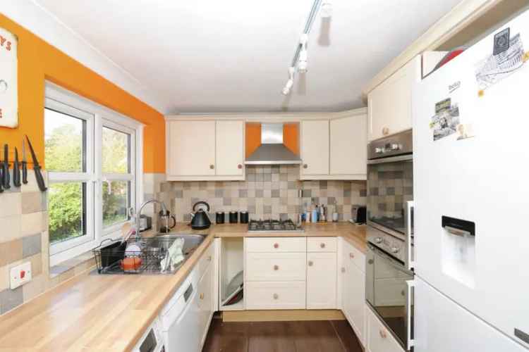 Four Bedroom Townhouse Near Town Centre and Seafront