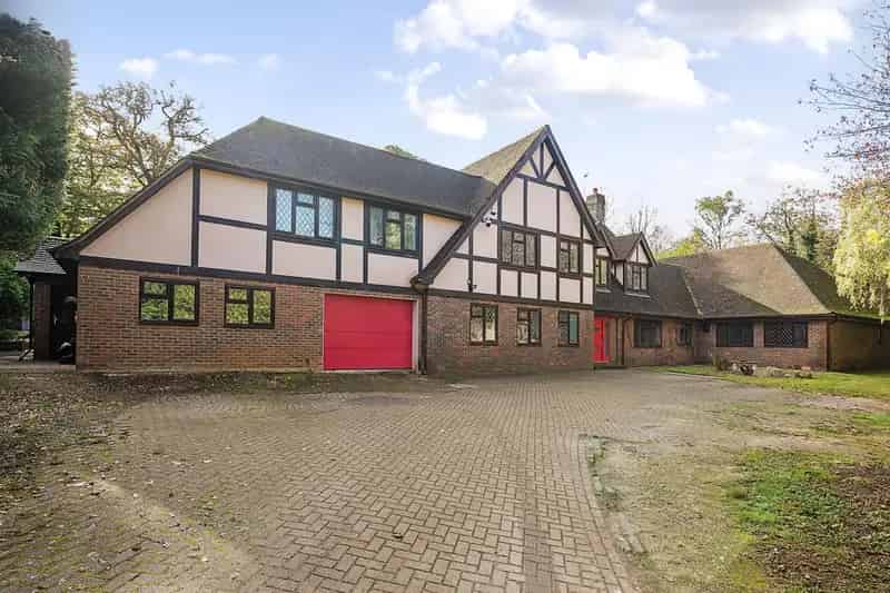 7 Bedroom Detached House Kingswood Warren Estate