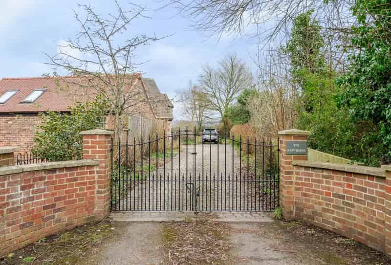 4 Bedroom House for Sale Private Gated Driveway