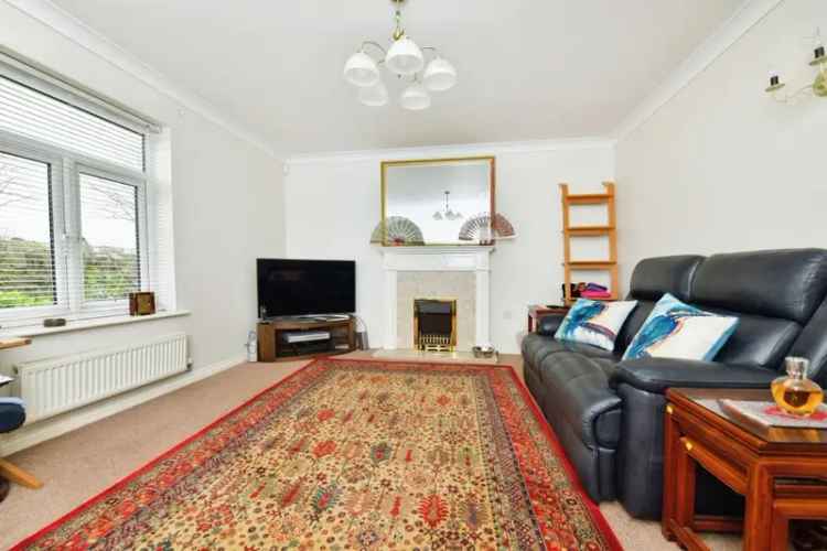 Four Bedroom Detached House with Modern Kitchen and Garden