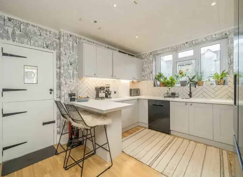 Four Bedroom Apartment near Tooting Bec Common