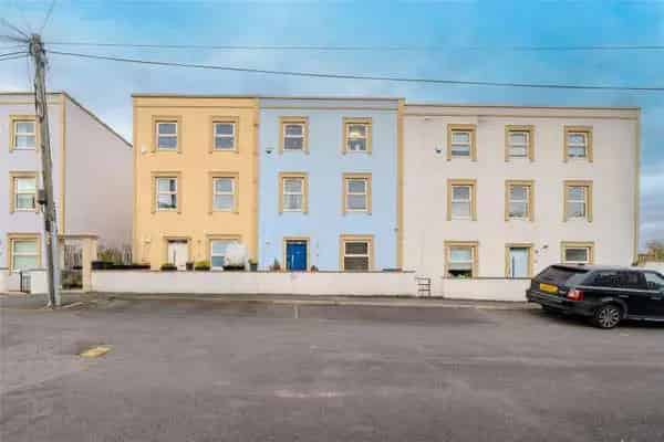 Five Six Bedroom Family Home with City Views Allocated Parking