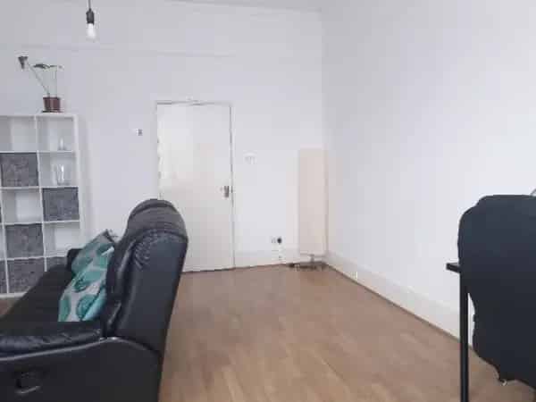 Spacious 1-Bedroom Victorian Flat Streatham Hill High Ceilings Modern Kitchen