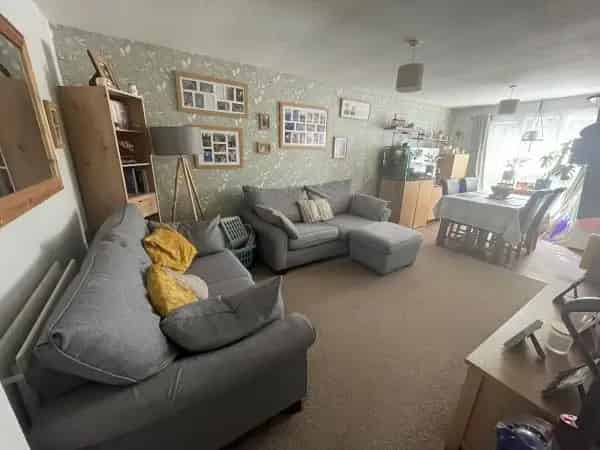 2 Bedroom First Floor Flat Near Grovelands Primary School