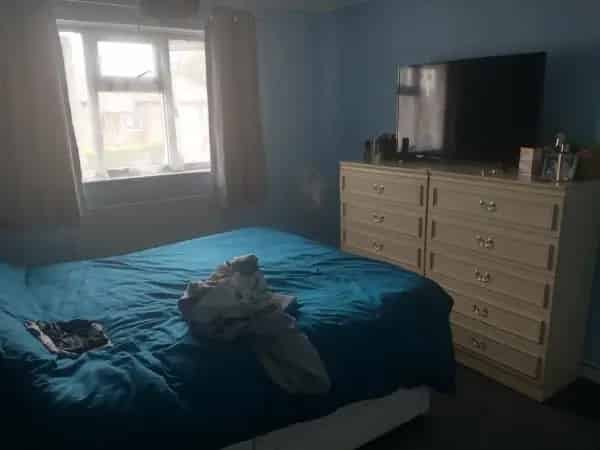 Large 2 Bedroom Flat with Balcony and Sheds
