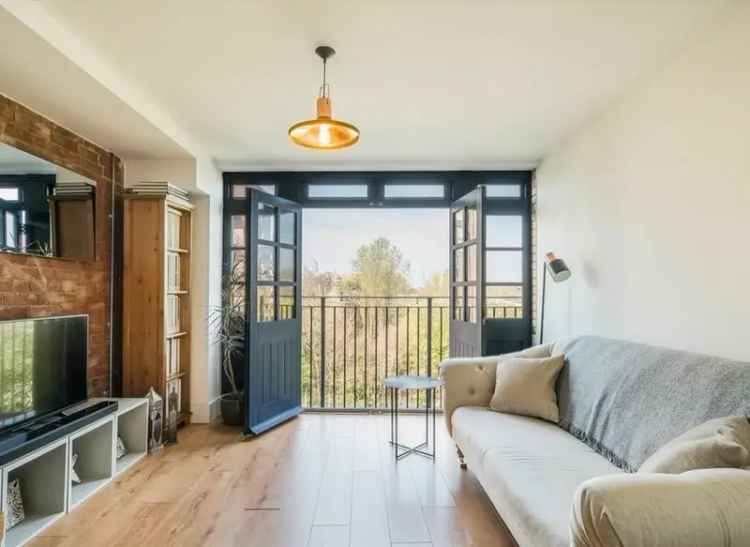 Warehouse Conversion Canal Apartment Near Victoria Park