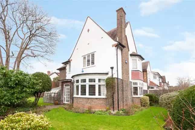 Detached House for Sale in Twickenham TW1