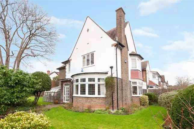 Detached House for Sale in Twickenham TW1