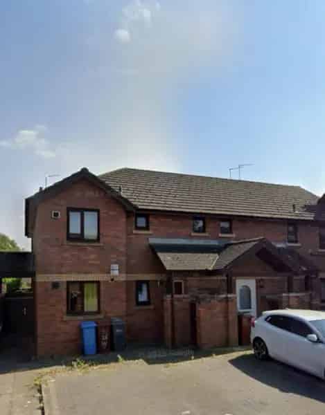 1 Bedroom Flat with Garage and Garden Near Asda and The Manchester College