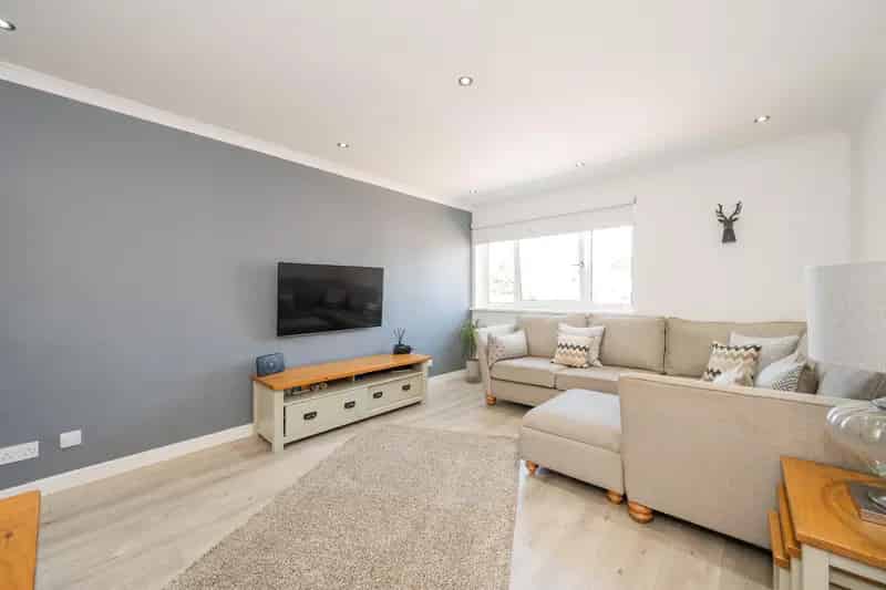 2-Bedroom Flat Westhill Modern Kitchen Garage