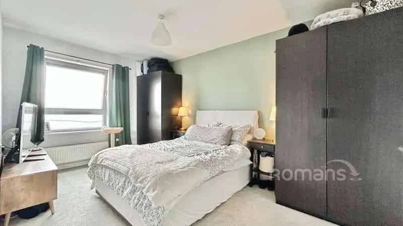 2 Bed Flat for Sale Near Transport Links and Amenities